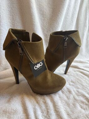 GBG Los Angeles Olive Suede Zip-Accent Platform Ankle Booties